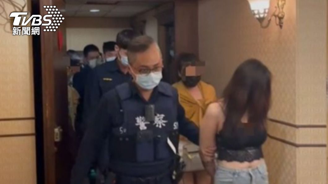 員警逮捕10人。(圖/TVBS)