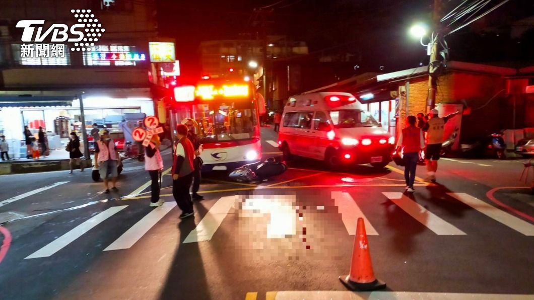 淡水傳出機車、公車事故,騎士重傷送醫,現場留下滿地血跡。(圖/TVBS)