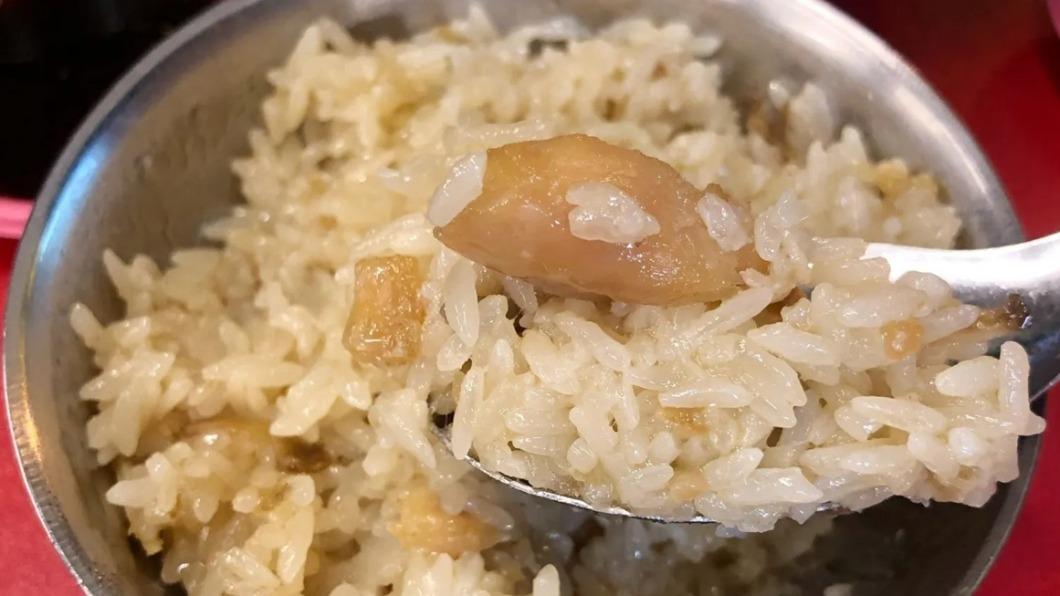 古早味「麻油糯米雞飯」香氣十足。(圖/痴吃的玩提供)