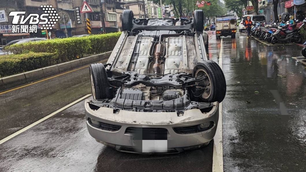 夠塞了還車禍!汐止男車臨停路邊 突開門害撞1車翻覆