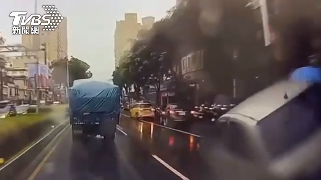 駕駛臨停路邊突然開啟車門,撞擊行經車輛。(圖/TVBS)