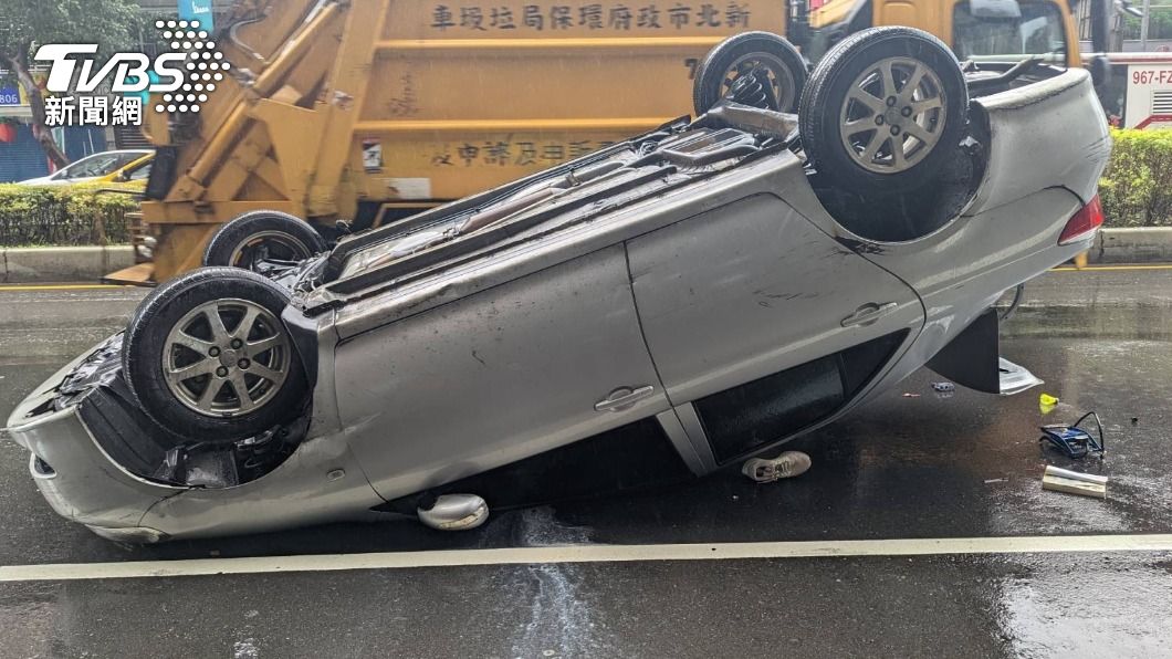 警方事後找來拖吊車將翻覆車輛拖離。(圖/TVBS)