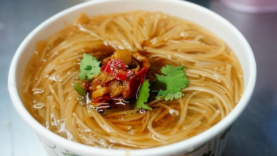「阿國麻辣麵線」（55 元）是板橋超夯的深夜排隊美食。（圖／PEKOのSimple Life提供）  