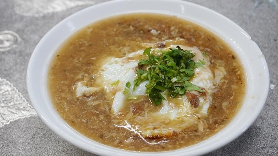 有附半熟蛋，還淋上虱目魚羹當醬汁，鹹香夠味。（圖／PEKOのSimple Life提供）