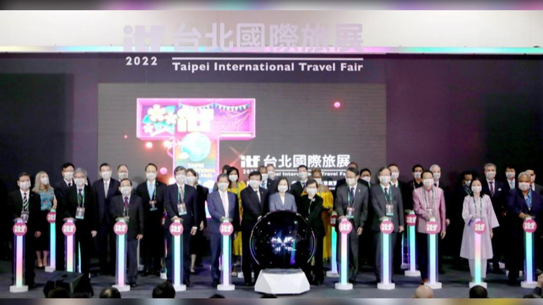 解封後第一個旅展!民眾排爆 蔡英文獲贈「虎航機票」
