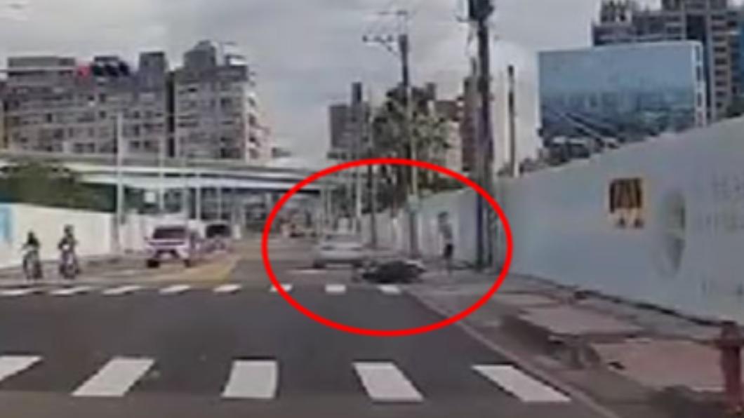 不知道撞到人!駕駛邊開車邊撿手機 失控撞傷騎士還肇逃