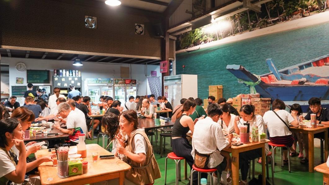 位在花蓮重慶路的「米噹泰式燒烤」想吃都要現場排隊。（圖／跳躍的宅男提供）
