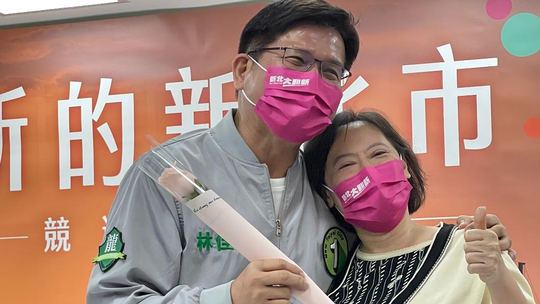 好久不見!林佳龍確診後首露面 唱這首獻給「新北市民的情歌」