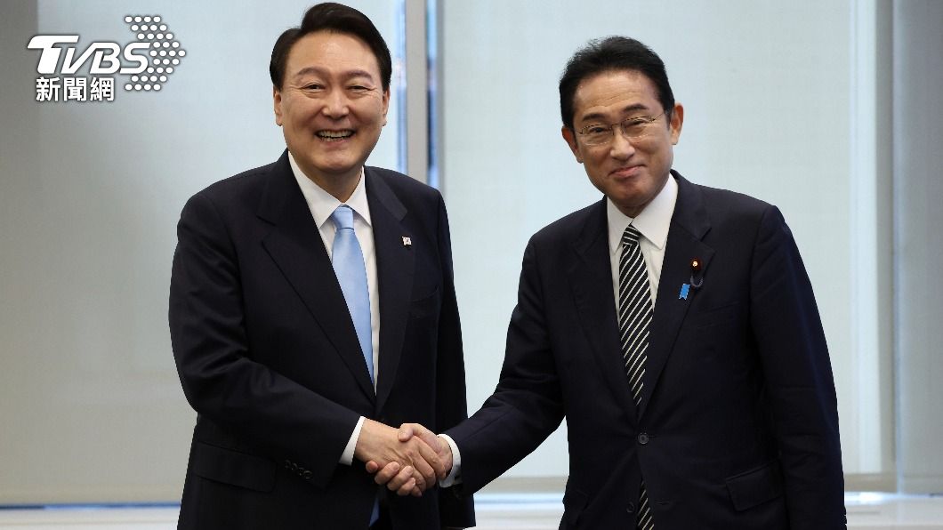 日韓兩國因二戰歷史期間的徵用工問題僵持不下。圖為岸田文雄及尹錫悅今年9月在紐約聯合國大會時握手致意。(圖/達志影像美聯社)