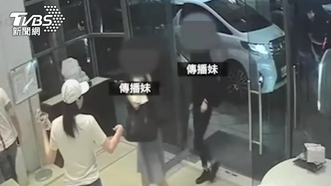 同場合還找來傳播妹作陪。（圖／黃國昌提供）