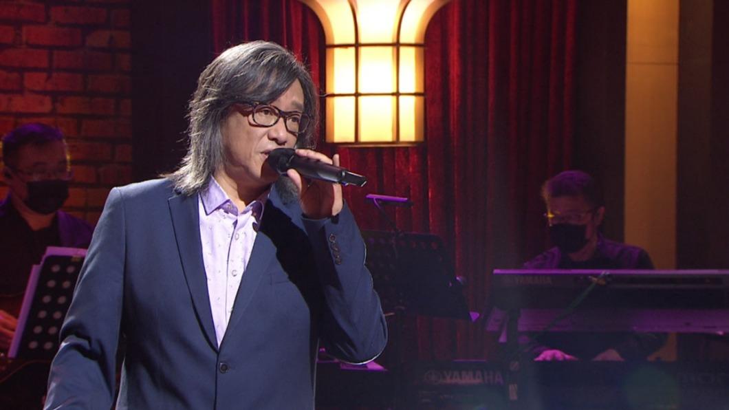 施文彬演唱經典歌曲。（圖／年代提供）