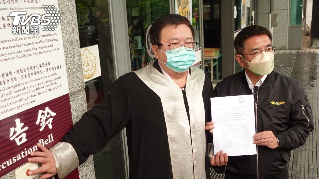 江聰淵赴宜蘭地檢署告林姿妙。(圖/中央社)
