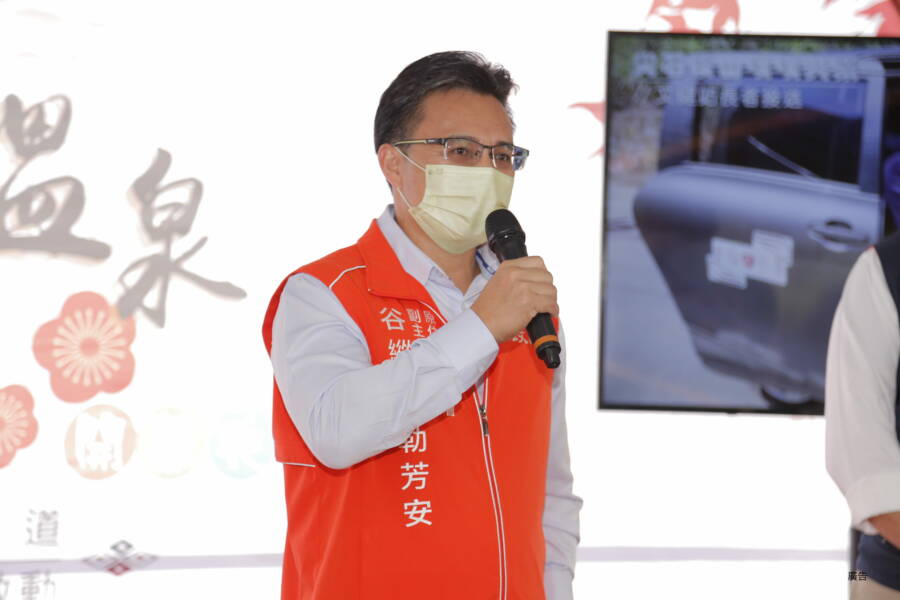 原住民族委員會谷縱‧喀勒芳安 Qucung Qalavangan副主任委員至秀巒溫泉會館揭牌致詞。(圖/原住民族委員會提供)