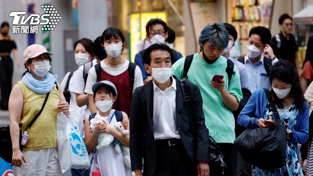 有些日本網友以「臉部內褲」來形容疫情期間不戴口罩會感到羞恥的社會氛圍。(圖/達志影像路透社)