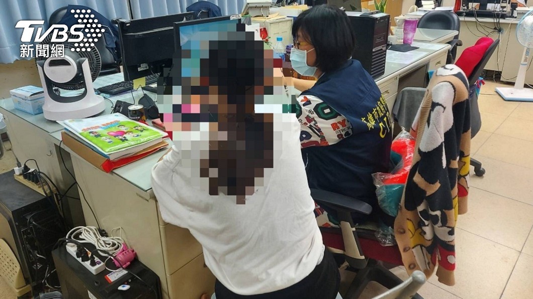 少年隊女警得知後開始透過臉書與少女聯繫。（圖／TVBS）