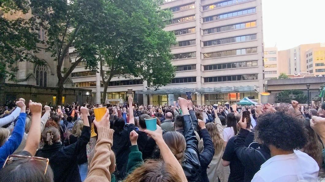 民眾在推特上以hashtag「#JusticeForCassius（為了卡休斯的正義）」號召各方上街集結抗議。（圖／翻攝自@zoejbush推特）