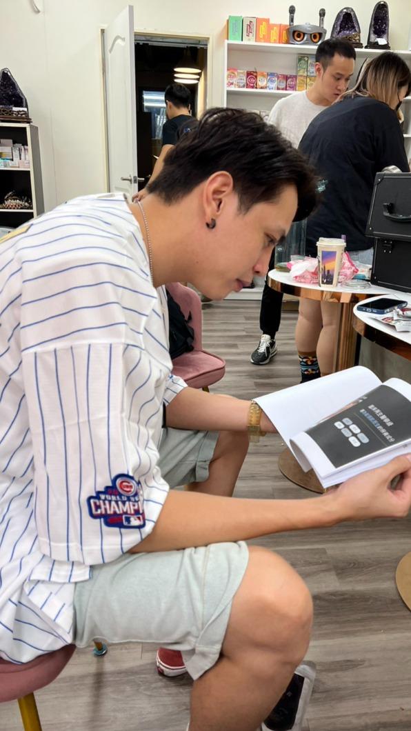 鯰魚哥相當認真學習。（圖／經紀人提供）