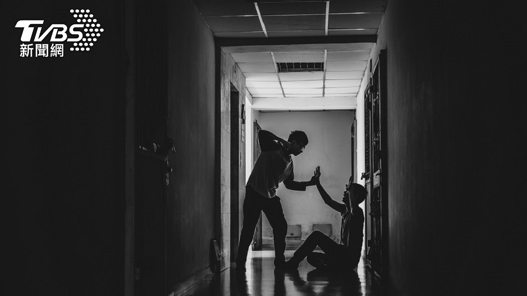 結果2個兒子看不下去聯手打父親3人打成一團。(示意圖/shutterstock 達志影像)