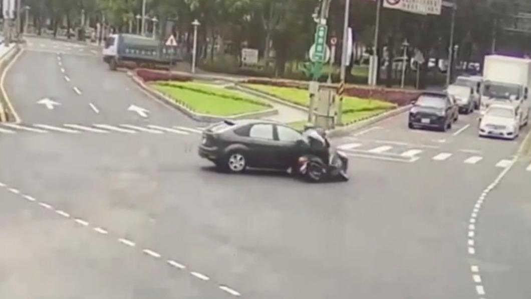轎車有磁鐵?夫妻緊貼車門不動 下一秒 駕駛卻跑了