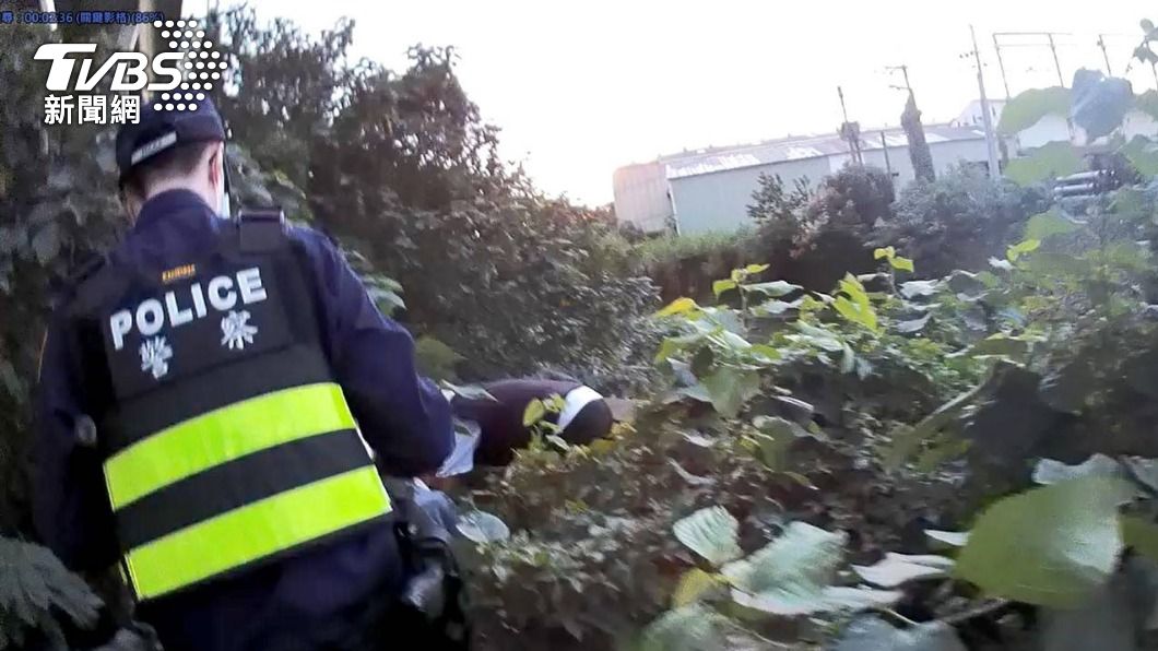 小黑協助員警順利尋獲老翁。(圖/TVBS)