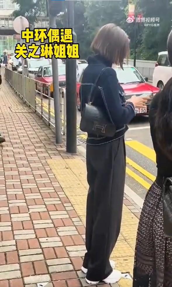 關之琳背影宛如少女,身材依舊窈窕纖細。(圖/翻攝自微博)