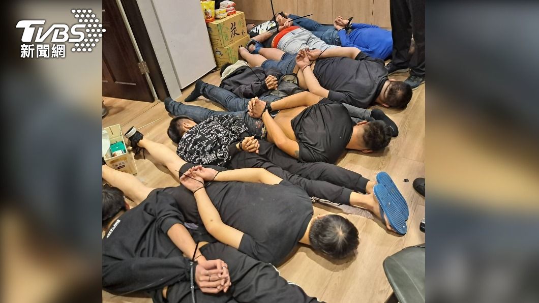 警方日前前往中壢攻堅逮捕8名犯嫌。(圖/TVBS)