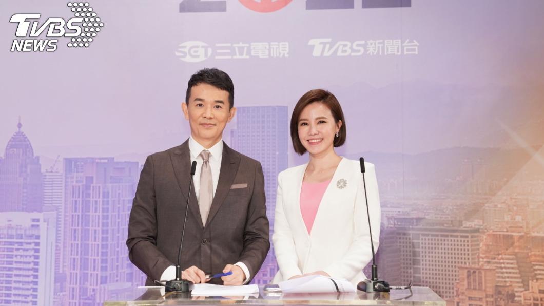 台北市長候選人電視辯論會主持人謝向榮(左)與王偊菁(右)。(圖/TVBS)