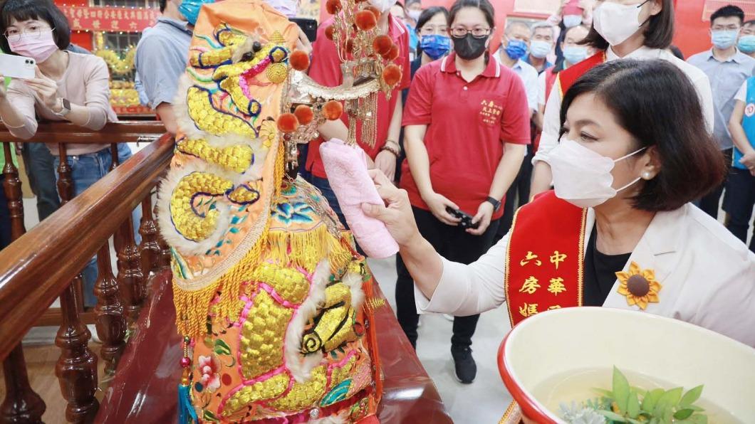 張麗善縣長為神像擦拭洗塵。（圖／翻攝自張麗善臉書）