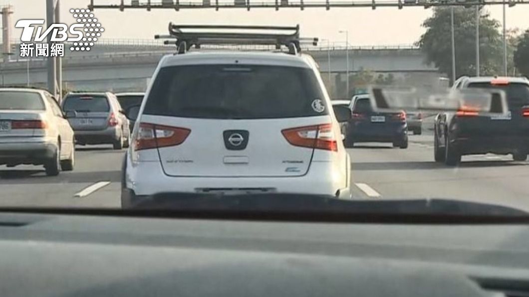 許多人也提醒維持車距將會讓跳石擊中車體的機會減少一些。(圖/TVBS資料畫面)