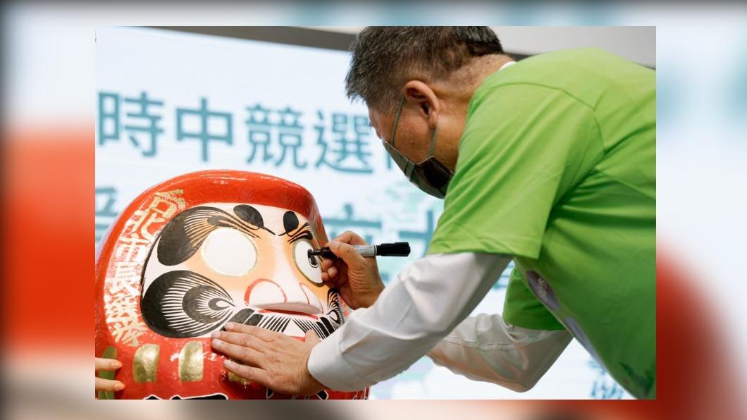 民進黨台北市長候選人陳時中在臉書上也貼出為達摩不倒翁點睛的照片。(圖/翻攝陳時中臉書)