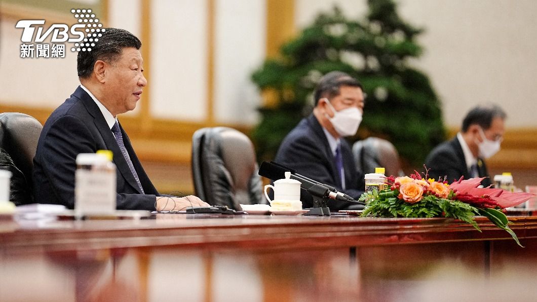 習近平在人民大會堂與蕭茲會談。(圖/達志影像路透社)