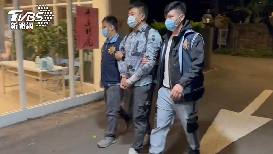 警方昨日深夜逮捕詐團的陳姓幹部。(圖/TVBS)