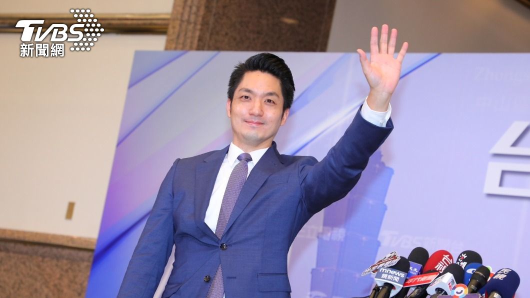 北市長辯論/蔣萬安一身藍西裝 莫蘭迪色系領帶「太太挑的」