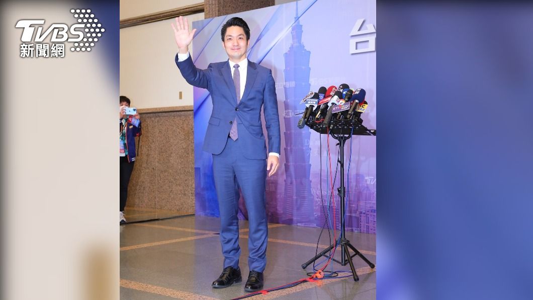 國民黨台北市長候選人蔣萬安今一身藍西裝現身辯論會。(圖/黃城碩攝)