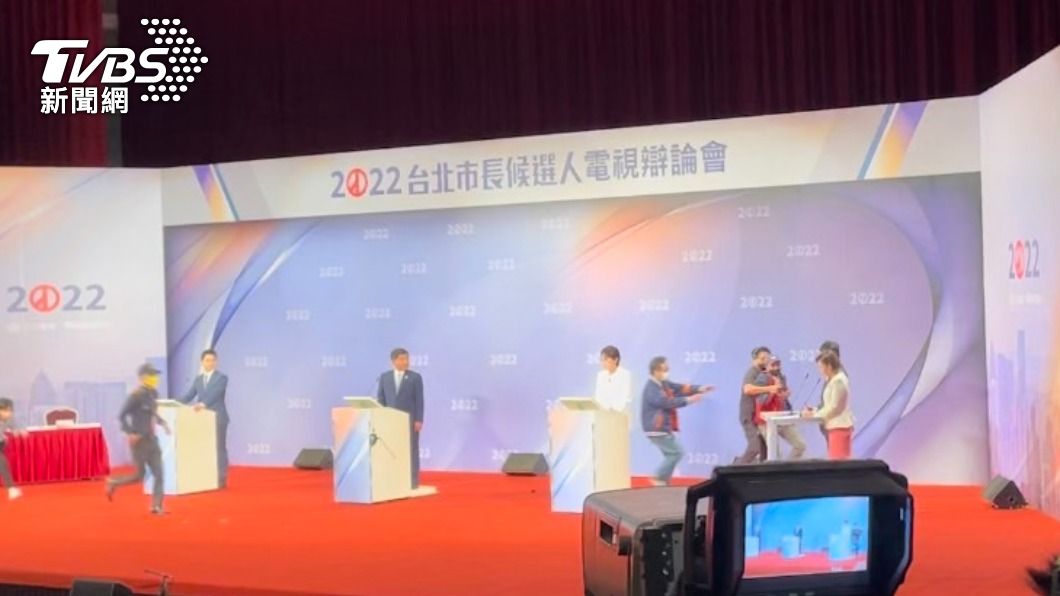 2022台北市長候選人辯論會遇鬧場。(圖/TVBS)