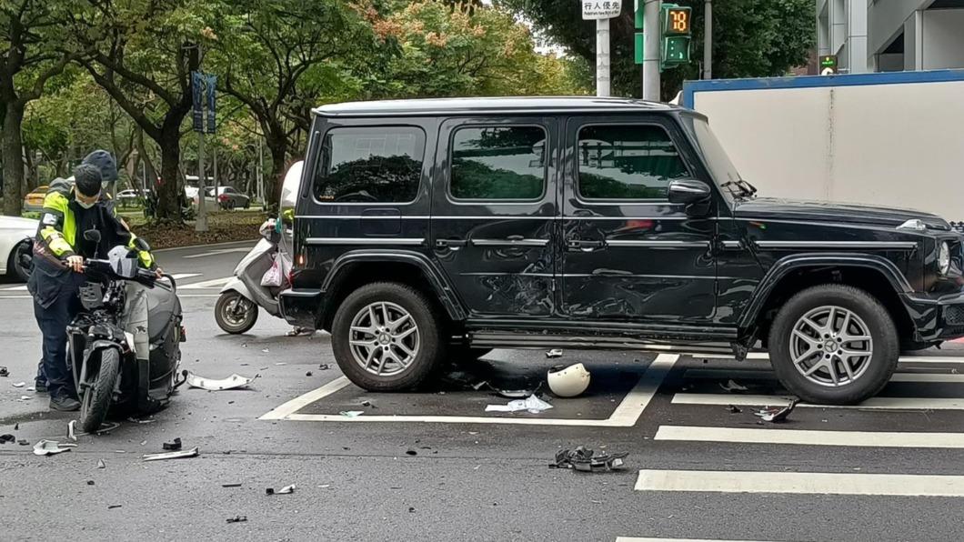 賓士大G硬要轉彎!猛撞直行車全凹了 騎士追撞腿骨折