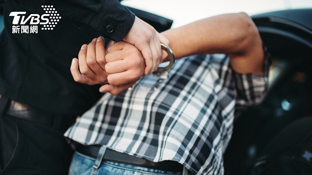 柏頓一度拒捕,最後被壓在地上上銬。(示意圖/shutterstock達志影像)