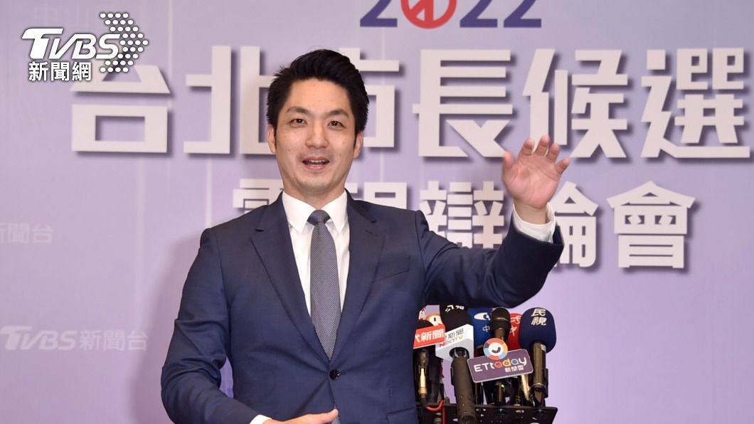 蔣萬安反駁裝睡的人不是自己。(圖/TVBS)