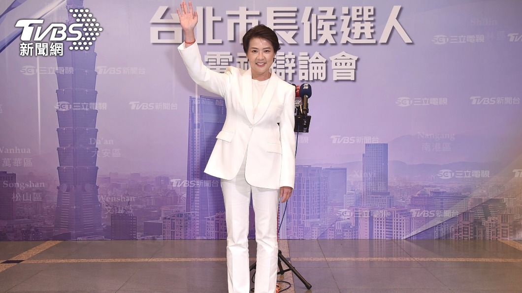 無黨籍台北市長候選人黃珊珊「一身白」現身。(圖/TVBS)
