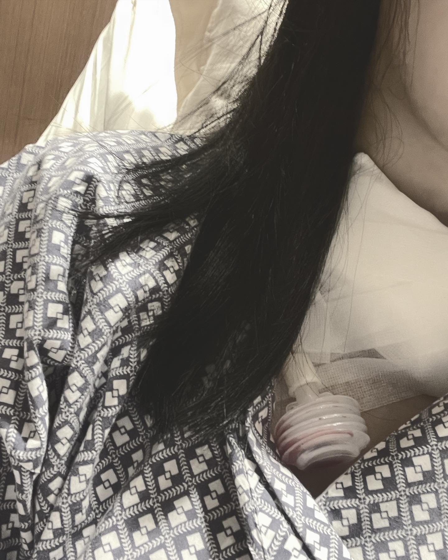 林萱瑜術後脖子插上引流管。(圖/翻攝自林萱瑜臉書)