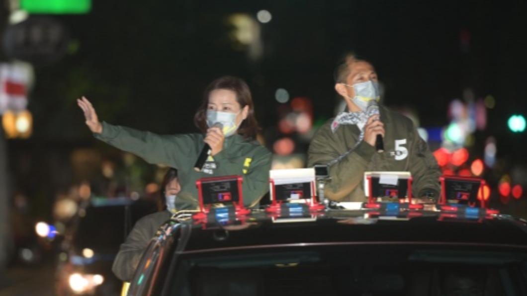 吳怡農陪同沈慧虹車隊掃街 宣傳18歲公民權