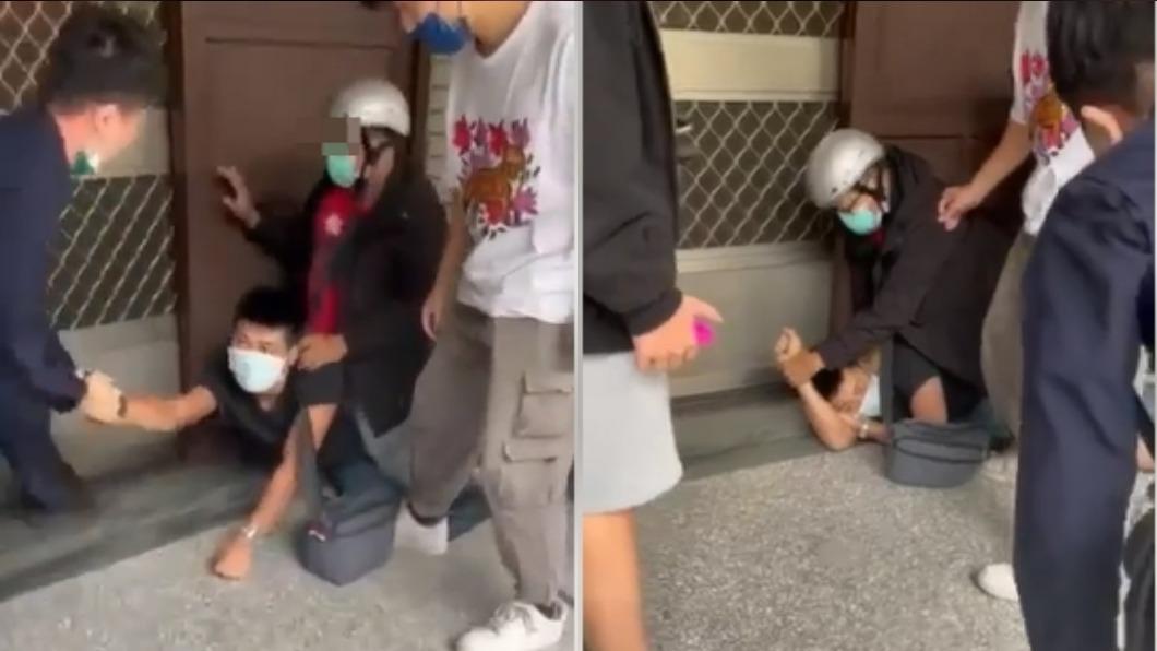 警察一靠近毒蟲突噴辣椒水　熱心民眾合力壓制