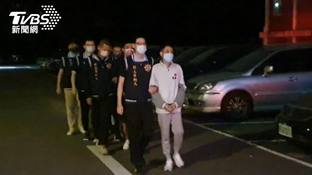 警方昨日深夜逮捕4名棄屍犯嫌。（圖／TVBS）