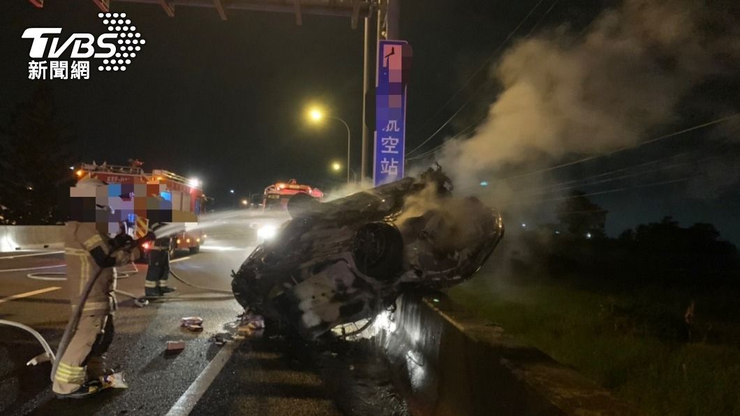 中山高水上段自撞！四輪朝天火燒車　副駕女噴飛滾邊坡