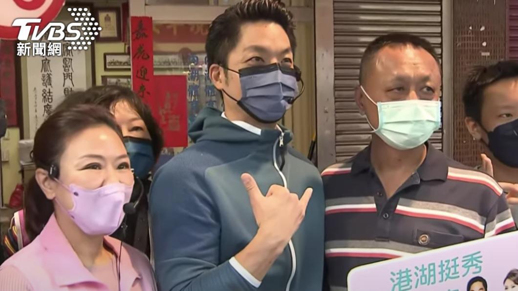 國民黨候選人蔣萬安今早偕同台北市議員候選人李彥秀赴內湖737市場掃街。（圖／TVBS）