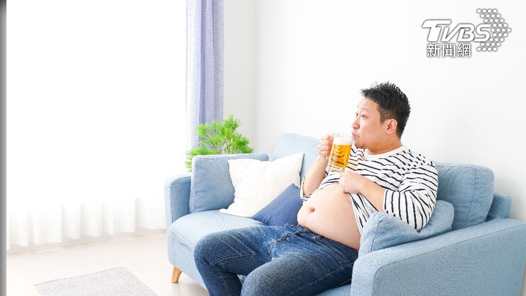 醫生解釋肚子胖小腹大多是內臟脂肪。(示意圖,非當事人/shutterstock達志影像)