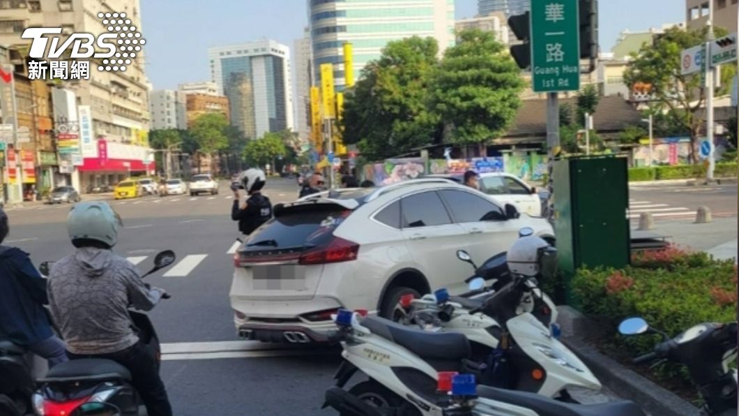 高雄大清早爆警匪追逐!酒駕男拒檢狂飆 警拔槍喝令下車