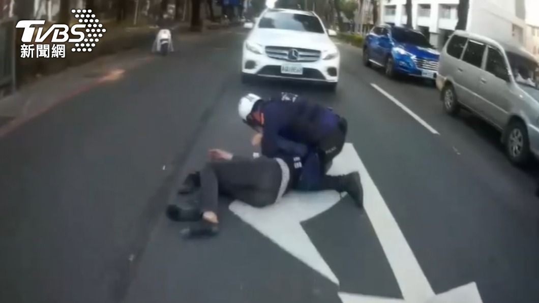 盧男被壓制在地。(圖/TVBS)