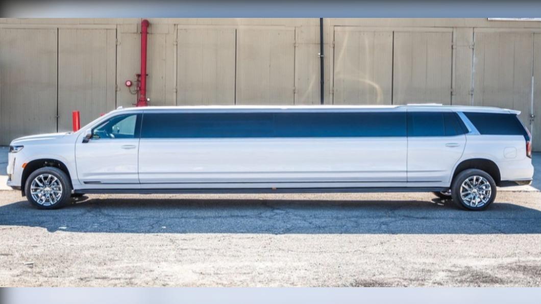 這輛車光是軸距就快要5.4公尺。 (圖/翻攝自Pinnacle Limousine Manufacturing)