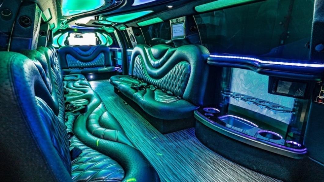 車子內裝改造成派對場所,還有小吧檯。(圖/翻攝自Pinnacle Limousine Manufacturing)